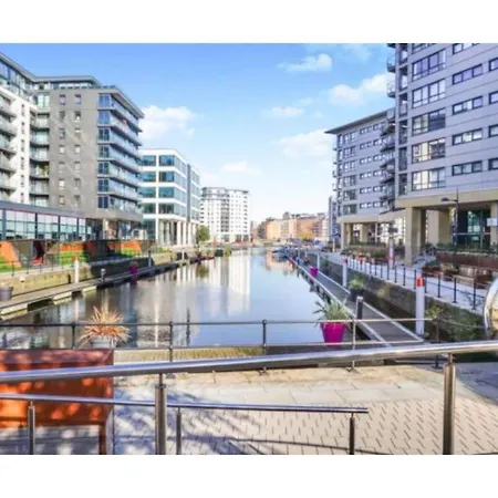 Modern Deluxe Dock Free Secure Parking Leeds (West Yorkshire)