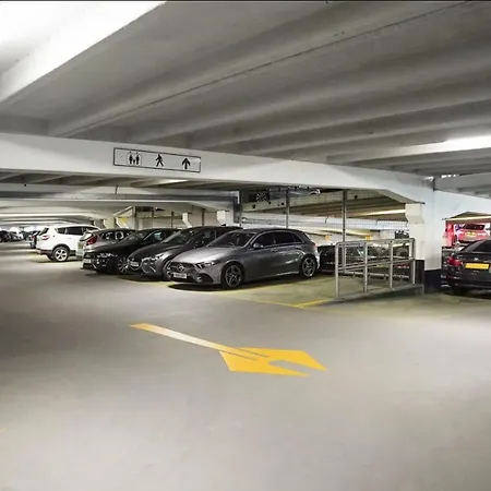 Modern Deluxe Dock Free Secure Parking 利兹