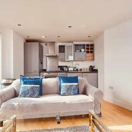 Modern Deluxe Dock Free Secure Parking Leeds (West Yorkshire)