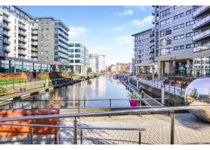 Modern Deluxe Dock Free Secure Parking Leeds (West Yorkshire)