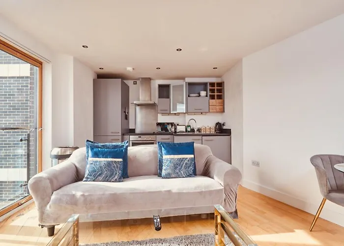 Modern Deluxe Dock Free Secure Parking Leeds (West Yorkshire)