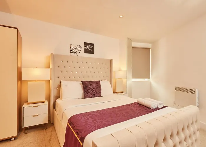 Modern Deluxe Dock Free Secure Parking Leeds (West Yorkshire)