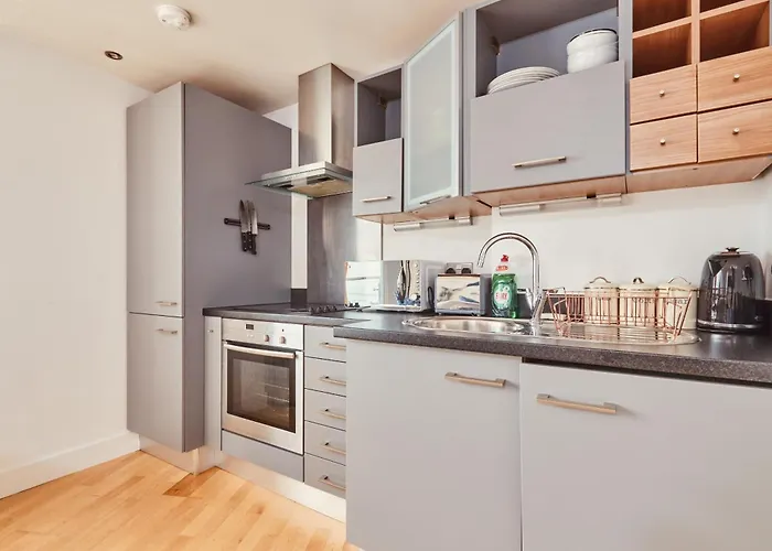 Modern Deluxe Dock Free Secure Parking Leeds (West Yorkshire)