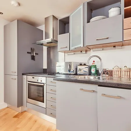 Modern Deluxe Dock Free Secure Parking Leeds (West Yorkshire)