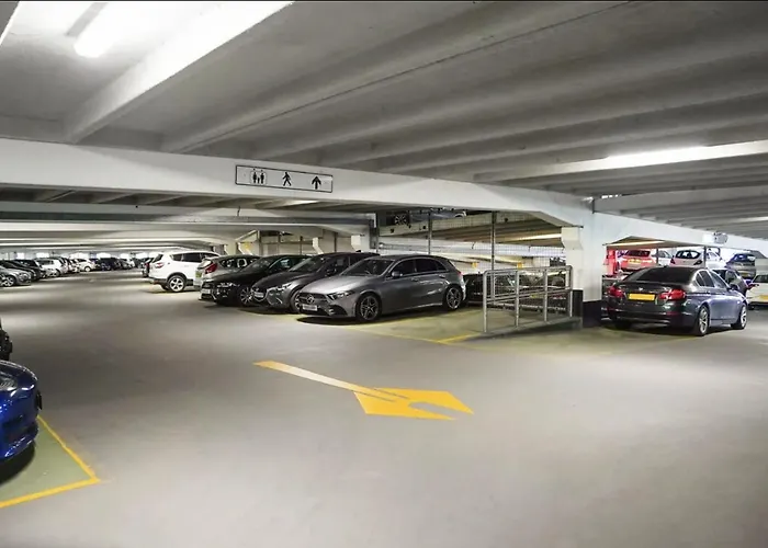 Modern Deluxe Dock Free Secure Parking Leeds (West Yorkshire)
